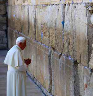 Benedicto ora ante el Muro de las Lamentaciones