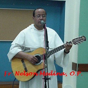 Fr. Nelson cantando