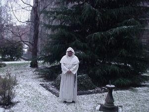 Fr. Nelson en el patio interior de St. Saviour's